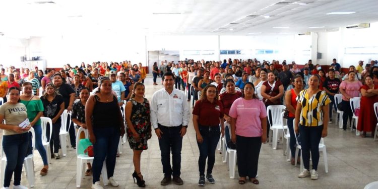 Entrega de apoyos “La Escuela es Nuestra” para mejorar centros educativos