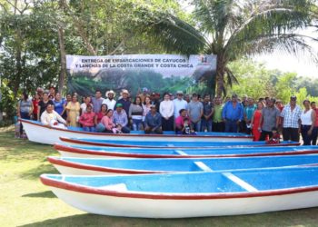 Fortalece Cárdenas el trabajo del Sector Pesquero con la Entrega de Embarcaciones a productores de la Costa Chica