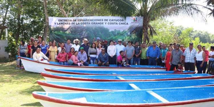 Fortalece Cárdenas el trabajo del Sector Pesquero con la Entrega de Embarcaciones a productores de la Costa Chica