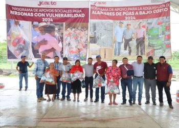 Alcalde de Jonuta entrega despensas a familias vulnerables en el Centro Integrador Torno Largo