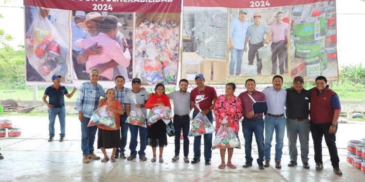 Alcalde de Jonuta entrega despensas a familias vulnerables en el Centro Integrador Torno Largo