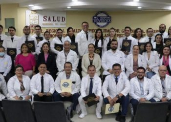 Se gradúan médicos residentes del Rovirosa y del hospital de la Mujer