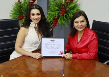 Recibe Adriana Caballero Fridstein su registro para representar a Centro en la Feria 2024