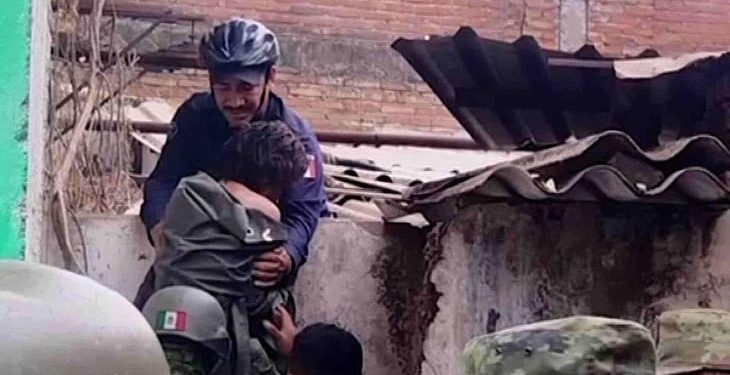 Rescatan a mujer dentro de un cisterna en Colima