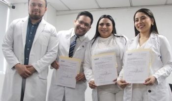 Entrega ISSET constancias de servicio social a médicos pasantes