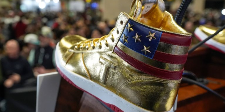 Donald Trump lanza una línea de calzado deportivo marca «Trump»