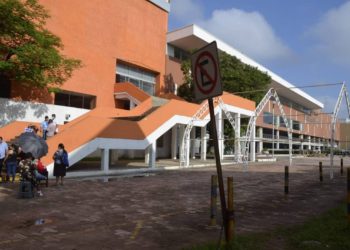 Centro de Convenciones de Villahermosa desbordado por solicitantes de apoyo de CONAVI