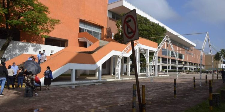 Centro de Convenciones de Villahermosa desbordado por solicitantes de apoyo de CONAVI