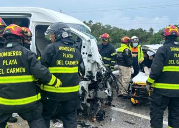 Al menos 6 personas murieron y dos resultaron heridos tras un fatal accidente en la carretera Puerto Aventuras