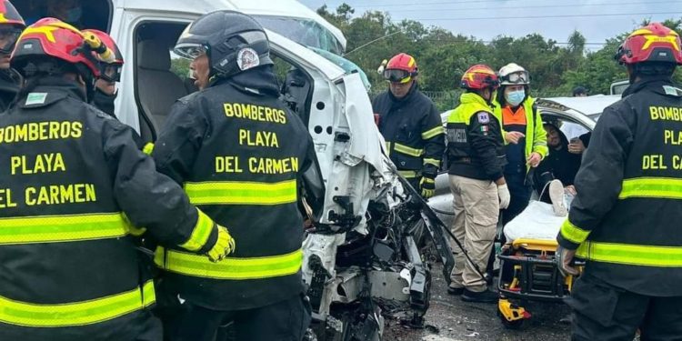 Al menos 6 personas murieron y dos resultaron heridos tras un fatal accidente en la carretera Puerto Aventuras