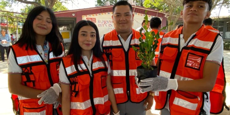 Emprende INJUDET y Juventudes ODS campaña de reforestación en plantel 30 del COBATAB
