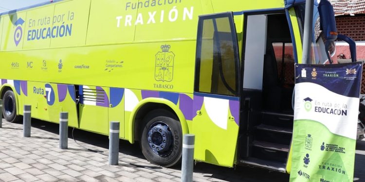 Unen esfuerzos para abatir rezago educativo; en Balancán ponen en marcha aula móvil