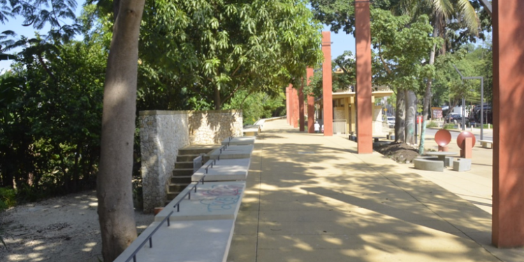 Cables eléctricos sueltos representan peligro en el Malecón de Gaviotas en Villahermosa