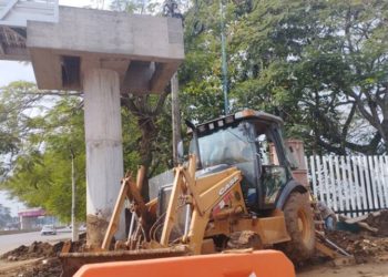 Instalación exprés de rampas: Puente peatonal frente a la UJAT muestra avances sorprendentes