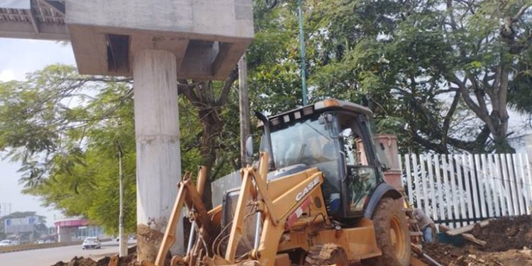 Instalación exprés de rampas: Puente peatonal frente a la UJAT muestra avances sorprendentes