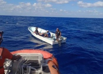 Autoridades rescatan a 3 pescadores a la deriva de Isla Cozumel