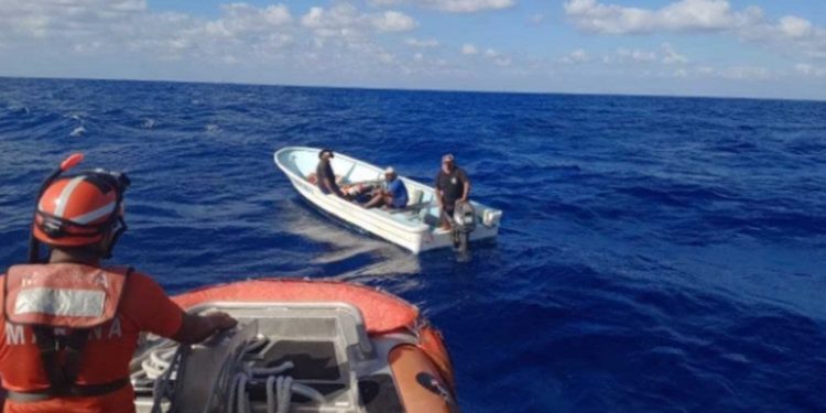 Autoridades rescatan a 3 pescadores a la deriva de Isla Cozumel