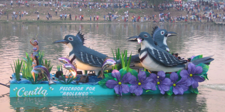 Apoya Ayuntamiento el desfile de barcos alegóricos en Centro