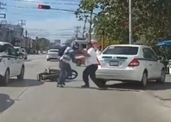 Riña entre un taxista y motociclista genera ola de comentarios en Cancún