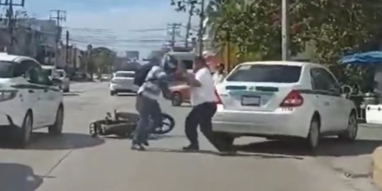 Riña entre un taxista y motociclista genera ola de comentarios en Cancún