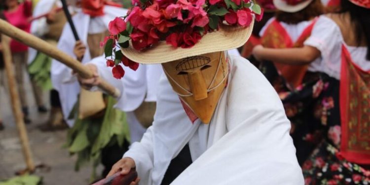 Realizan tercer recorrido de la Danza del Pochó, en Carnaval Tenosique 2024