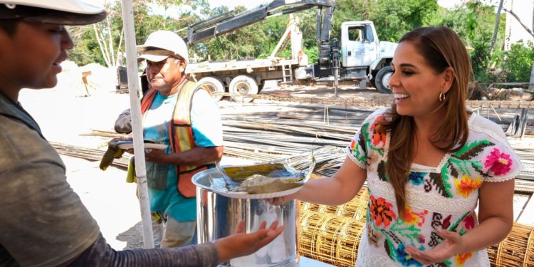 Supervisa Mara Lezama avance en el FARO de Chetumal y comparte la tradición del Día de la Candelaria con trabajadores