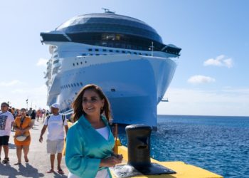 Recibe Mara Lezama al crucero más grande del mundo en Mahahual, Quintana Roo