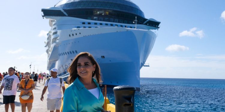 Recibe Mara Lezama al crucero más grande del mundo en Mahahual, Quintana Roo