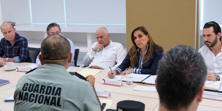 Instala Mara Lezama Mesas de Trabajo para el mejoramiento de la seguridad, rapidez, eficacia y comodidad de la población y visitantes en el aeropuerto de Cancún