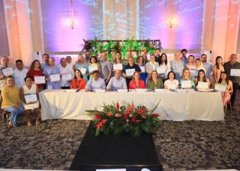 Se reúnen integrantes del Comité de la Feria Tabasco con padres de las futuras Embajadoras