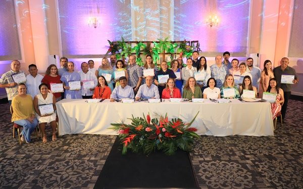 Se reúnen integrantes del Comité de la Feria Tabasco con padres de las futuras Embajadoras