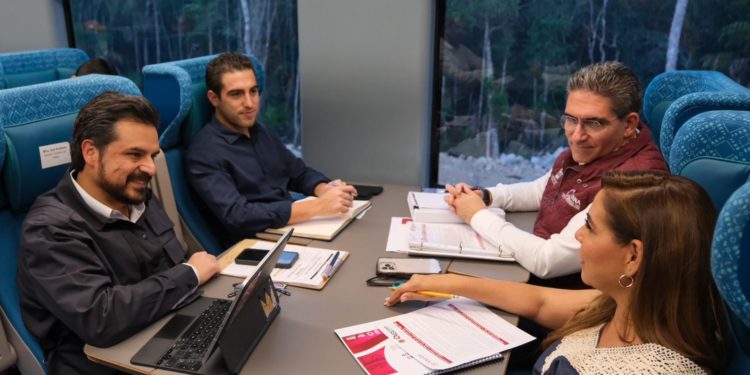 En Tren Maya, Mara Lezama y Zoé Robledo sostienen mesa de trabajo en temas de salud para Quintana Roo