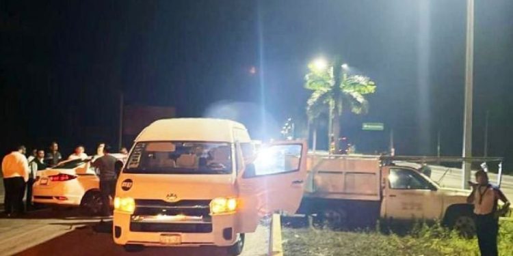 Fuerte accidente vial deja dos personas lesionadas cerca del parque Xoximilco en Cancún