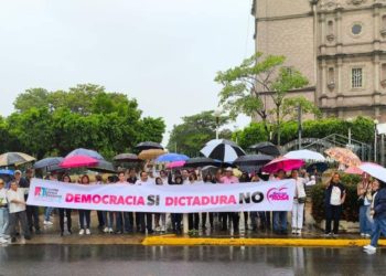 Réplica de la «Marcha por la Democracia» llega a Villahermosa a pesar de la lluvia