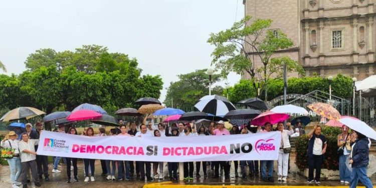 Réplica de la «Marcha por la Democracia» llega a Villahermosa a pesar de la lluvia