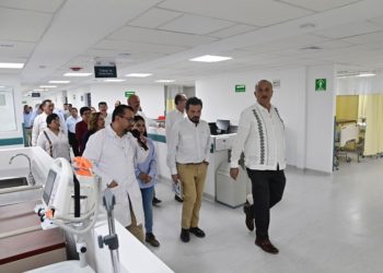 Supervisan Carlos Merino y Zoé Robledo hospitales en Cárdenas