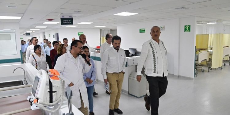 Supervisan Carlos Merino y Zoé Robledo hospitales en Cárdenas