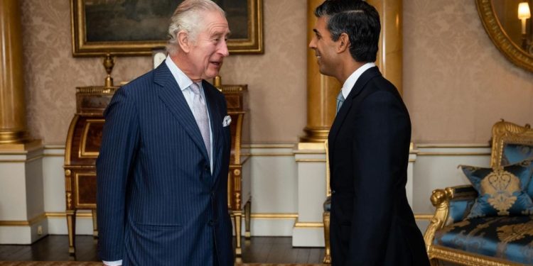 Rey Carlos III vuelve a sus labores tras ser diagnóstico de cáncer