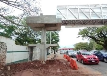 SOTOP retoma trabajos en puente peatonal a la altura de la UJAT