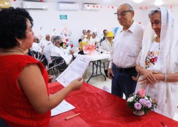Celebran bodas colectivas en CECUIDAM por Día del Amor y la Amistad