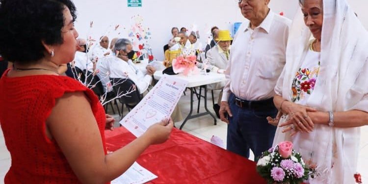 Celebran bodas colectivas en CECUIDAM por Día del Amor y la Amistad