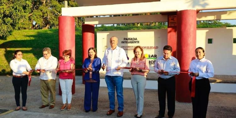 Inaugura Carlos Merino parada inteligente, autosustentable y segura