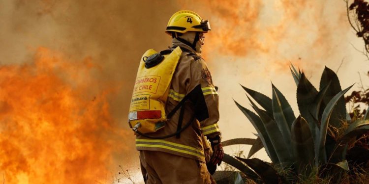 Suman a 99 fallecidos tras incendios en Chile