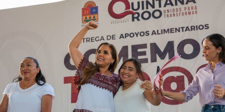 Entrega Mara Lezama más de mil nuevas tarjetas de programa Comemos Tod@s en Cancún