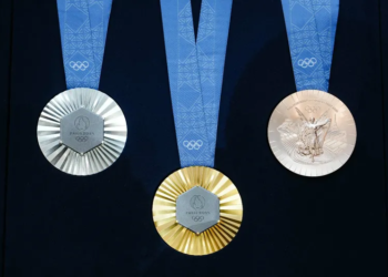 Presentan las nuevas medallas de los juegos olímpicos París 2024; tendrán pedazos de la Torre Eiffel