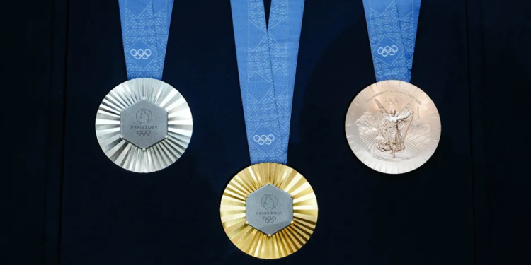 Presentan las nuevas medallas de los juegos olímpicos París 2024; tendrán pedazos de la Torre Eiffel