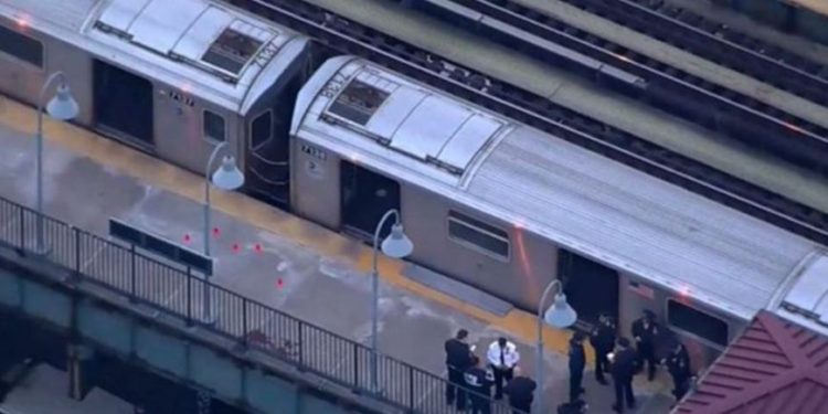 Al menos un muerto y cinco personas heridas tras tiroteo en el metro de Nueva York