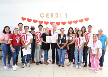 Entrega SECOES nuevos distintivos de Excelencia en el Servicio Público