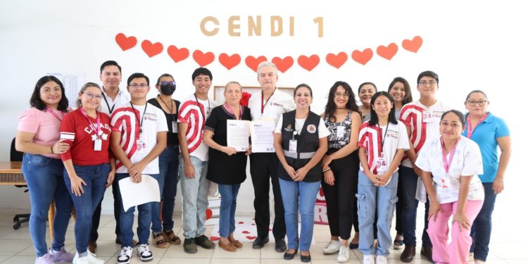 Entrega SECOES nuevos distintivos de Excelencia en el Servicio Público