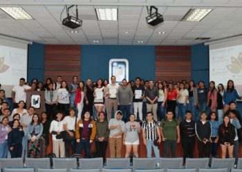 SEFIPLAN destaca transparencia en el uso de recursos en plática con estudiantes